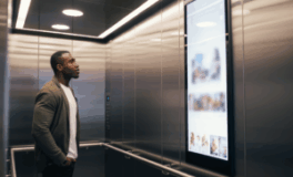 Firefly_Imagem-publicitaria-retangular-mostrando-o-interior-de-um-elevador-moderno-com-uma-te-152574-300x233